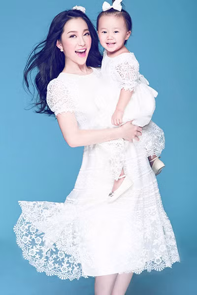 Linh Nga bên con gái Luna. Ảnh: Milor Trần