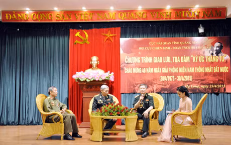 Các CCB giao lưu với ĐVTN Cục hải quan tỉnh.