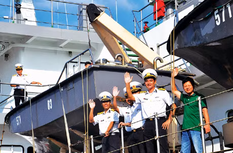 Ôi, đất liền - đó là tiếng reo trên mỗi con tàu khi cập cảng và niềm vui hội ngộ sáng rạng ngời trên mỗi gương mặt (ảnh 7, 8, 9). Vâng, ta lại về đất liền thân thương và trong lòng luôn có một góc hoài mong về một nơi xa có tiếng gà trưa, giữa biển khơi, sóng vỗ trập trùng.