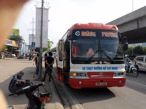 Xe khách bị thanh tra bắt ngay khi xuất bến.
