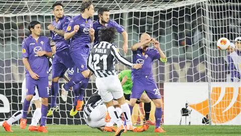 Pirlo đã không ít lần làm tung lưới Fiorentina từ những quả đá phạt