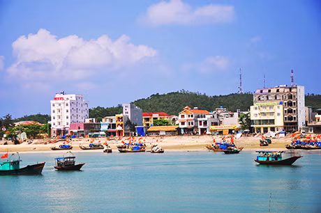 Cô Tô giờ nổi lên như phố biển giữa trùng khơi.