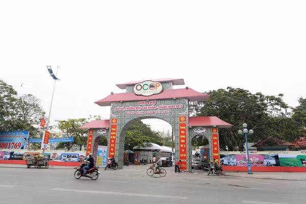 Cổng chính của Hội chợ đã được dựng lên với điểm nhấn là logo của chương trình OCOP