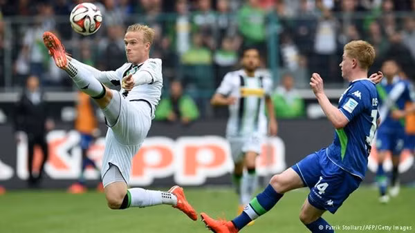 Gladbach (trái) gián tiếp giúp Bayern vô địch Bundesliga (Ảnh: Getty)