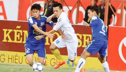 Hàng thủ HAGL (xanh) luôn gặp nhiều khó khăn khi đối đầu với các đội bóng ở V-League và cần được tăng cường gấp. 