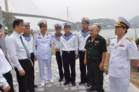 Chuẩn Đô đốc Nguyễn Văn Ninh, Phó tư lệnh Quân chủng Hải quân; Vũ Hồng Thanh, Phó Bí thư Tỉnh ủy Quảng Ninh và các đại biểu cùng trò chuyện với các cựu chiến binh và chiến sĩ Hải quân nhân dân Việt Nam