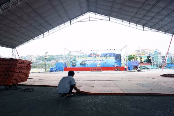Khu vực sân khấu sẽ là nơi diễn ra lễ khai mạc và buổi Tọa đàm giải pháp thúc đẩy chương trình “Mỗi xã, phường một sản phẩm” cũng đang được hoàn thiện.