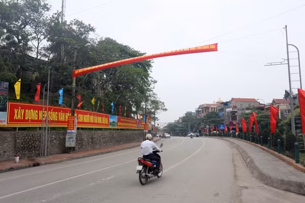 Đường phố Đông Triều rực rỡ cờ hoa.