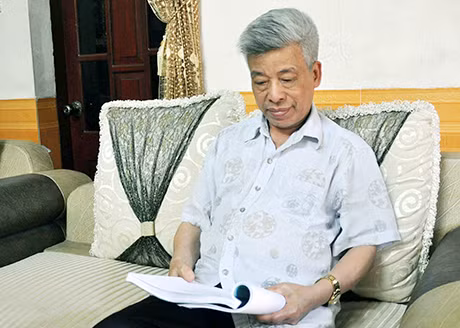 CCB Đặng Quang Long ôn lại kỷ niệm một thời đạn lửa. Ảnh: Quang Minh