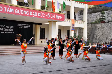 Tiết mục văn nghệ của học sinh Trường THPT Ngô Quyền (TP Hạ Long) tại lễ phát động.