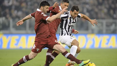 Torino (áo sẫm) sẽ giành điểm sau 8 trận toàn thua trước Juventus