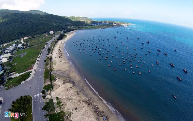 Bán đảo nằm trong địa bàn phường Thọ Quang, quận Sơn Trà có diện tích 4.439 ha đất liền. Nơi đây có bờ biển kéo dài, trong xanh quanh năm, cùng đèo Hải Vân bao bọc thành phố Đà Nẵng và vịnh Đà Nẵng.