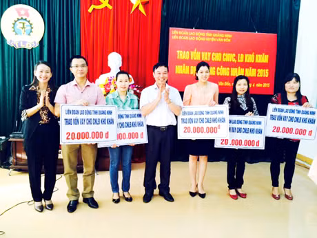 LĐLĐ tỉnh trao Quỹ trợ vốn CNLĐ cho 33 CNLĐ huyện Vân Đồn với tổng trị giá 430 triệu đồng.