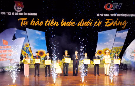 Ban Thường vụ Tỉnh Đoàn phối hợp với Đài PTTH tỉnh tuyên dương 10 gương mặt trẻ tiêu biểu của tỉnh năm 2014.