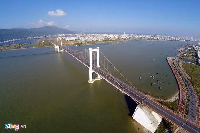 Từ trung tâm thành phố Đà Nẵng đi qua cầu Thuận Phước, khách du lịch sẽ đến với bán đảo Sơn Trà.