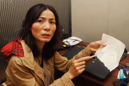 Bà Ngọt mô tả lại chiếc loa cũ của chồng giống với chiếc loa chứa hơn 5 triệu yên mà chị Hồng mua được. Ảnh: An Nhơn