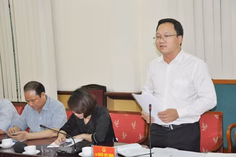 Ông Khuất Việt Hùng, Phó Ban chuyên trách UB ATGT quốc gia phát biểu tại buổi làm việc 