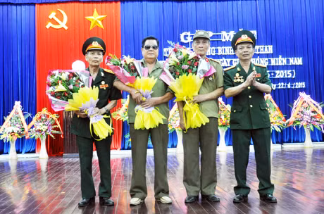 Lãnh đạo Ban Liên lạc truyền thống Binh đoàn Than tặng hoa chúc mừng chiến công các CCB tiêu biểu trên các chiến trường năm xưa.