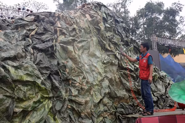 Công nhân của đơn vị thi công đang hoàn thành nốt các hạng mục cuối của sân khấu.