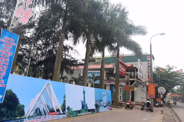 Hai bên cổng vào là những hình ảnh về những thành tựu của Đông Triều trong những năm qua.