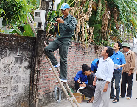 Hội CCB thị xã Quảng Yên phối hợp với Thị Đoàn Quảng Yên thắp sáng đường quê.