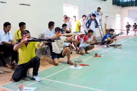 VĐV Triệu Tài Sinh của huyện Hoành Bồ (hàng đầu, thứ ba, trái sang) đoạt HCV môn bắn nỏ tại Giải thể thao dân tộc năm 2014 do Sở VH,TT&DL tổ chức.