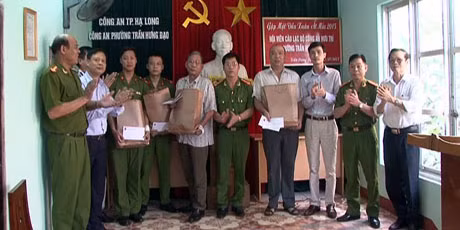 Lãnh đạo TP Hạ Long khen thưởng cho 4 cá nhân.