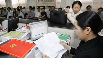  Từ 1/7, cơ quan quản lý không được tự ý đặt “điều kiện kinh doanh” với doanh nghiệp. Ảnh: Bình Minh.