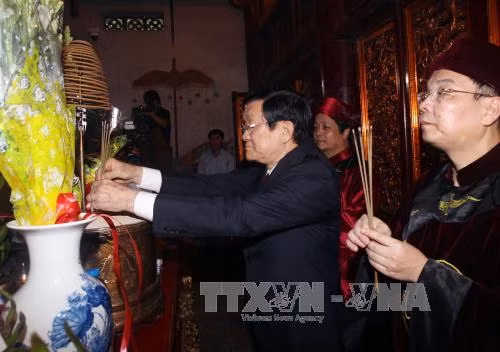 Chủ tịch nước Trương Tấn Sang dâng hương tưởng niệm các Vua Hùng tại Đền Thượng. Ảnh: TTXVN