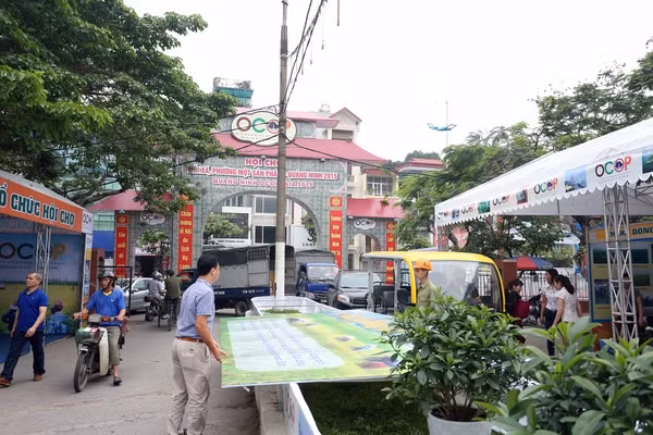 Không khí tất bật, nhộn nhịp chuẩn bị cho giờ khai mạc của các đơn vị tham gia hội chợ lần này.