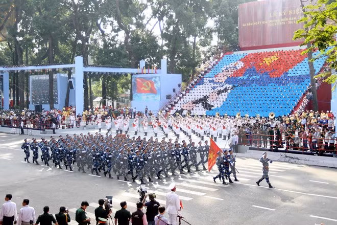 Khối Cảnh sát biển tham gia diễu binh kỷ niệm 40 năm Ngày Giải phóng miền Nam, thống nhất đất nước. (Ảnh: TTXVN)