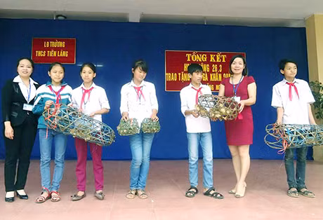 Các học sinh diện hộ nghèo được trao tặng “Đàn gà khăn quàng đỏ” ở Trường THCS Tiên Lãng (huyện Tiên Yên). (Ảnh do Huyện Đoàn Tiên Yên cung cấp).
