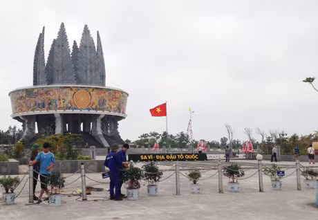 Nhân viên Công ty TNHH Trí Lực sửa sang, tạo cảnh quan tại Cụm thông tin cổ động biên giới Sa Vĩ 