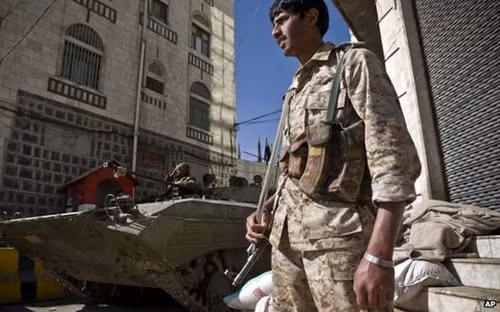 Một tay súng Houthi đang chiếm dinh Tổng thống Yemen (ảnh: AP)