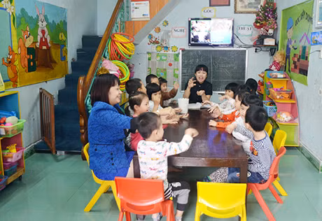 Giờ học của cô trò lớp mẫu giáo 4 tuổi Cơ sở mầm non Happyday, phường Yết Kiêu (TP Hạ Long).