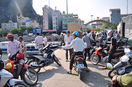 Cảnh lộn xộn vẫn thường diễn ra tại khu vực cảng Cái Rồng.