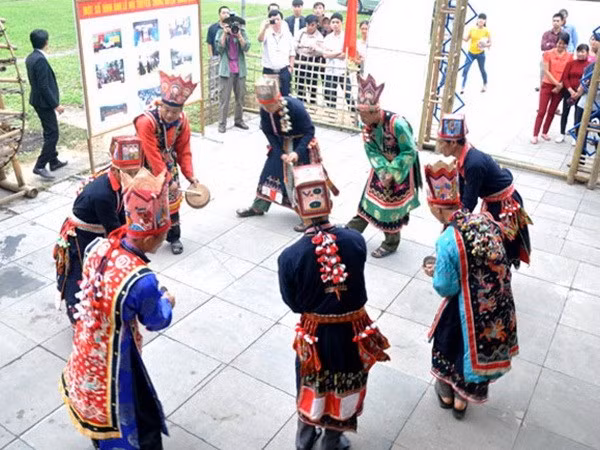 Biểu diễn điệu múa Rùa của người Dao tại Hội trại văn hóa. (Nguồn: phutho.gov.vn)