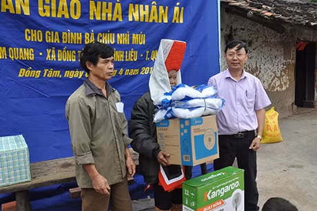 Đồng chí Bùi Văn Quyết, Phó Phòng Hành Chính-Trị sự, Báo Quảng Ninh tặng quà của Tòa soạn cho gia đình bà Múi
