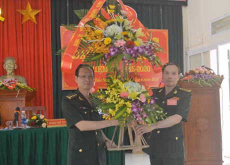 Đại tá Vũ Đức Tạo, Chính ủy BĐBP tỉnh thay mặt Đảng ủy BĐBP tỉnh tặng hoa chúc mừng đại hội