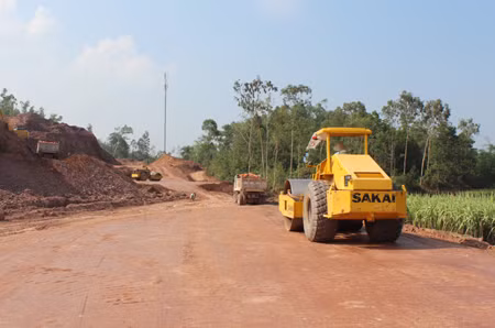 Các nhà thầu tập trung thi công Dự án đường giao thông trục chính đấu nối các khu chức năng KKT Vân Đồn.