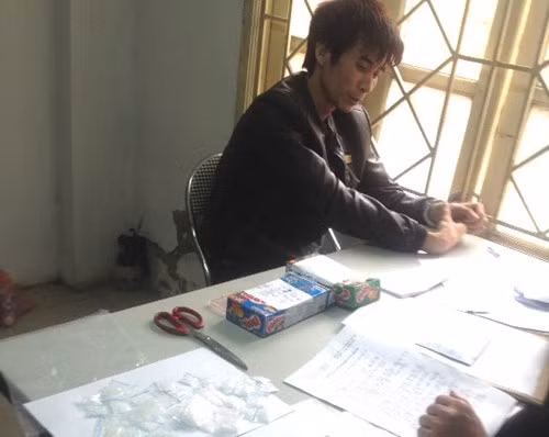 Đối tượng Chình cùng tang vật ma tuý sau khi bị bắt giữ.