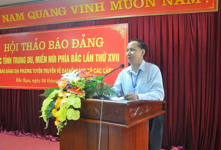 Các đại biểu thảo luận, góp ý cho các tin, bài, ảnh về đại hội Đảng bộ các cấp được đăng tải trên ấn phẩm báo Bắc Kạn.