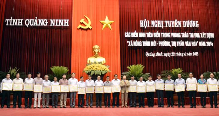 Đồng chí Đặng Huy Hậu, Phó Chủ tịch UBND tỉnh tặng Bằng khen cho 31 xã, phường, thị trấn