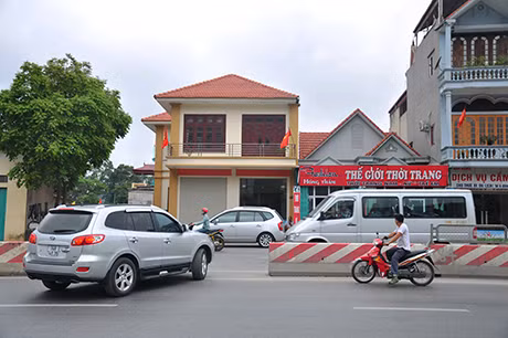 QL18 đoạn qua khu 2, phường Đại Yên (TP Hạ Long) dải phân cách cứng bằng bê tông bị tháo dỡ xe máy, ô tô vô tư băng qua đường.
