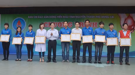 UBND Tp Móng Cái khen thưởng 10 cá nhân có thành tích xuất sắc trong phong trào HMTN năm 2014
