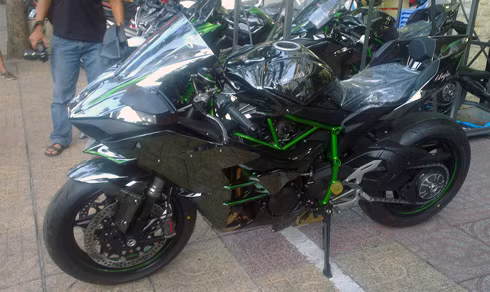 Mẫu Kawasaki Ninja H2 xuất hiện trên đường An Dương Vương, quận 5, TP HCM.