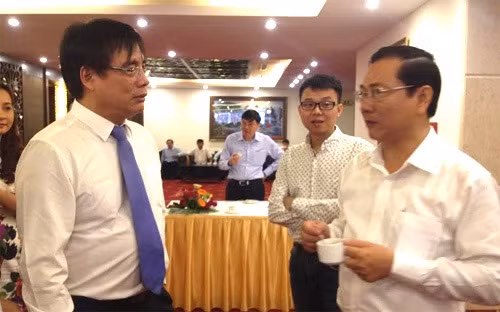 Viện trưởng Viện Kinh tế Việt Nam Trần Đình Thiên (bên trái) trao đổi bên lề Diễn đàn Kinh tế Mùa xuân 2015.