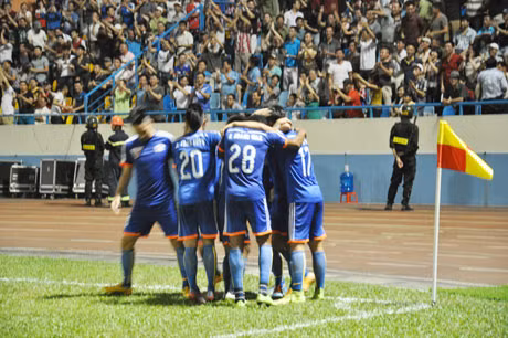 Các cầu thủ TQN chia vui cùng Minh Tuấn khi anh nâng tỷ số lên 3-2