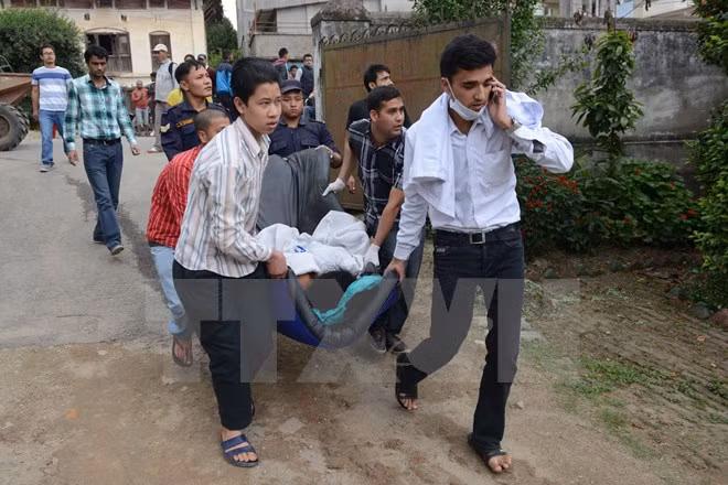 Nhân viên y tế Nepal chuyển các nạn nhân bị thương sau trận động đất ngày 25/4 đi chữa trị tại khu vực Lalitpur, ngoại ô Kathmandu. (Ảnh: AFP/TTXVN)