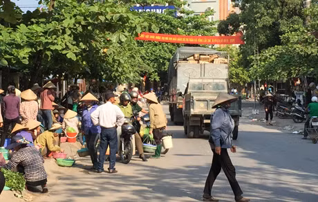 Lòng đường vỉa hè thành nơi họp chợ.